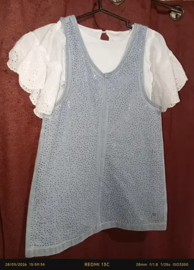 Vestido de mezclilla con detalles brillantes - miniatura 1