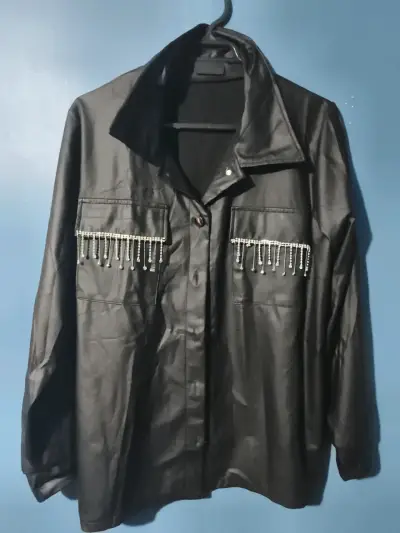 Chaqueta negra con detalles de perlas - miniatura 1