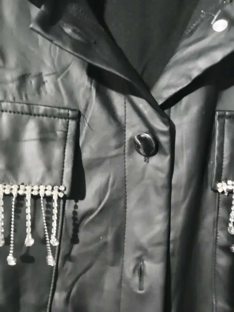 Chaqueta negra con detalles de perlas - 3