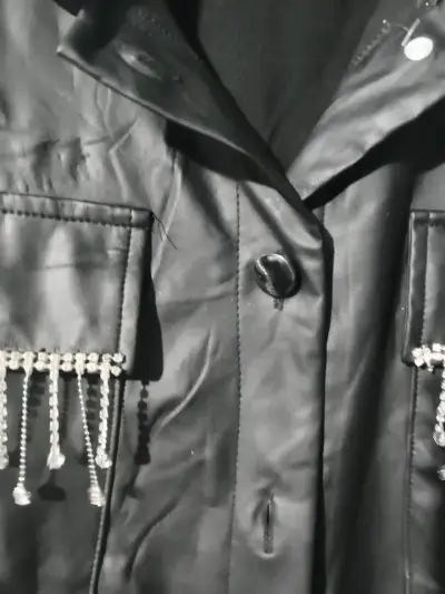 Chaqueta negra con detalles de perlas - miniatura 3