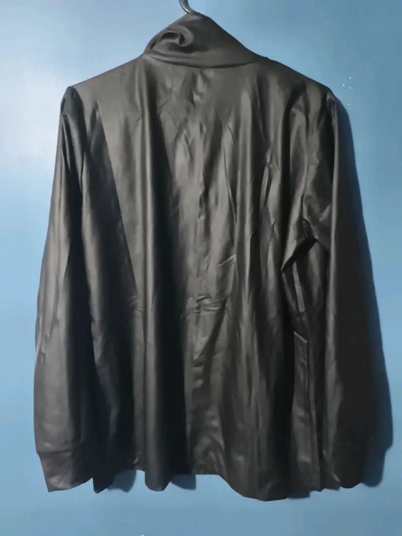Chaqueta negra con detalles de perlas - 4