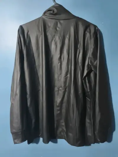 Chaqueta negra con detalles de perlas - miniatura 4