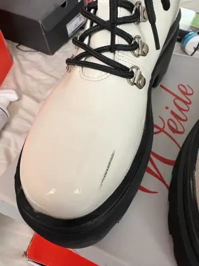 Botines blancos con pequeño detalle talla 38 - miniatura 2