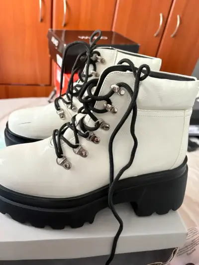 Botines blancos con pequeño detalle talla 38 - miniatura 4