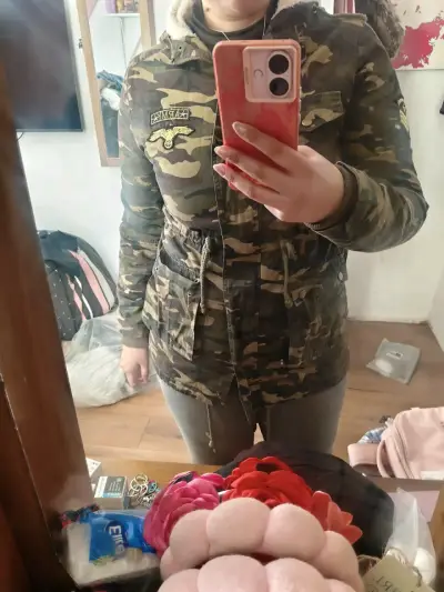 Parka camuflada con capucha de piel sintética - miniatura 1