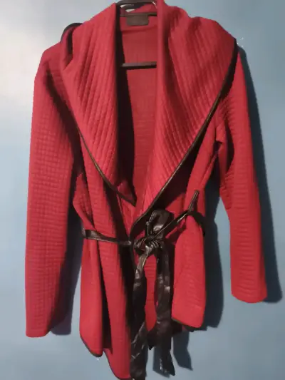 Abrigo rojo con cinturón de cuero - miniatura 1