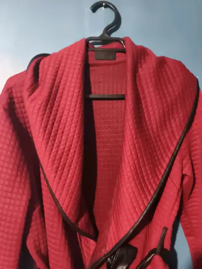 Abrigo rojo con cinturón de cuero - miniatura 2