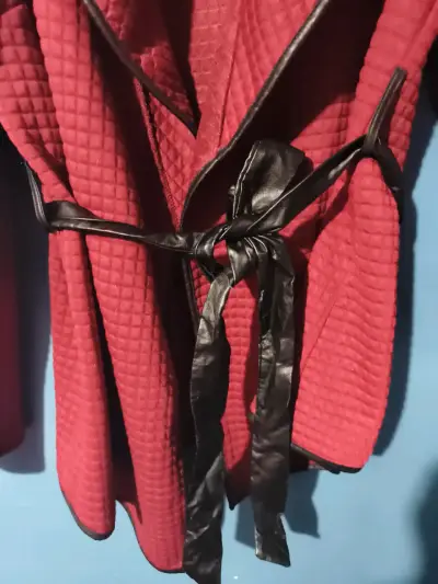 Abrigo rojo con cinturón de cuero - miniatura 3