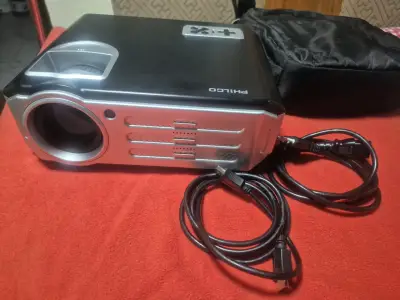 Proyector Philco con cables HDMI - miniatura 1