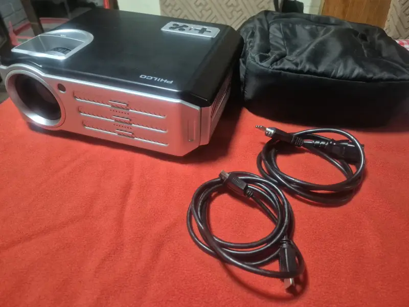 Proyector Philco con cables HDMI - 2