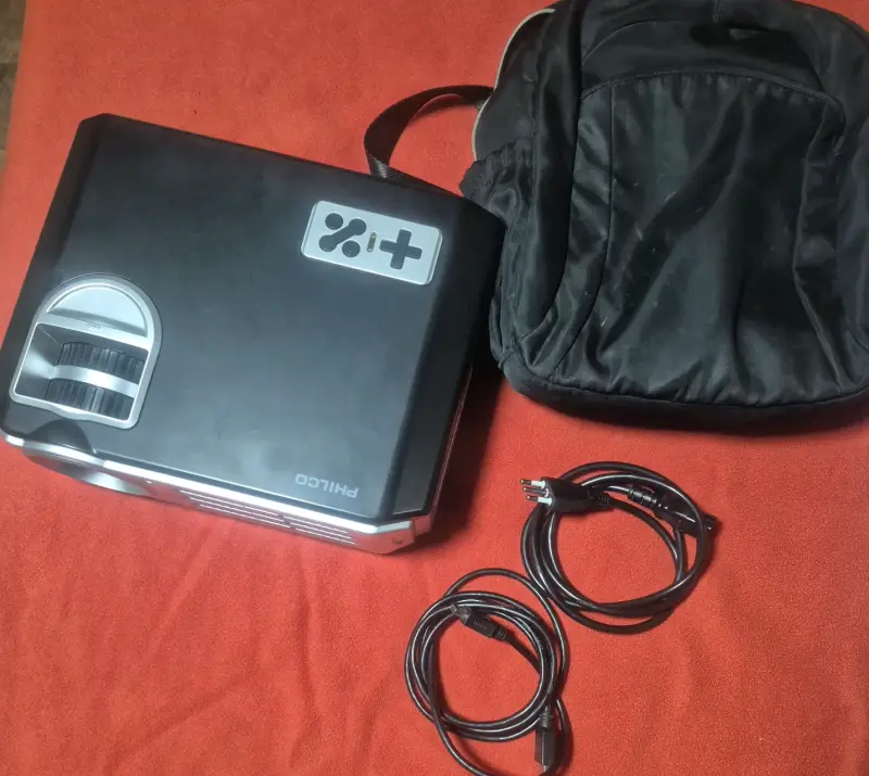 Proyector Philco con cables HDMI - 3