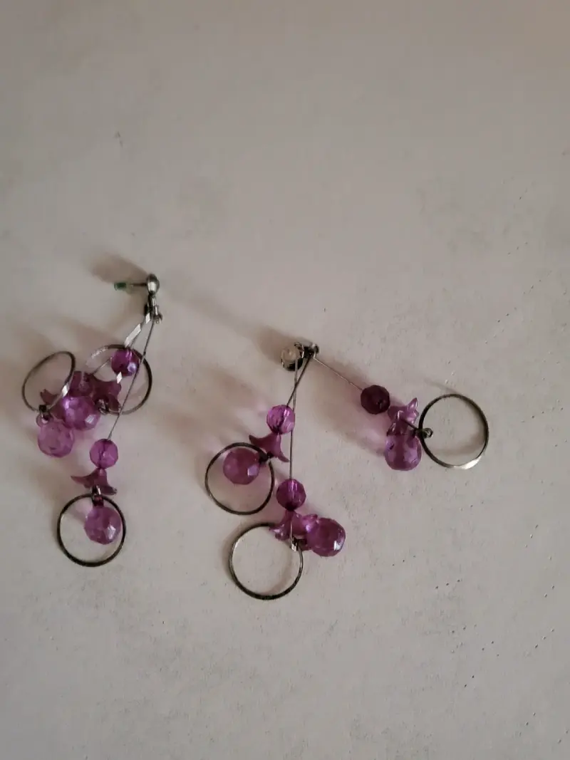 Aros colgantes con cuentas moradas