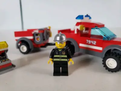 Set LEGO City Camion de Bomberos de Carretera 7942 - miniatura 2