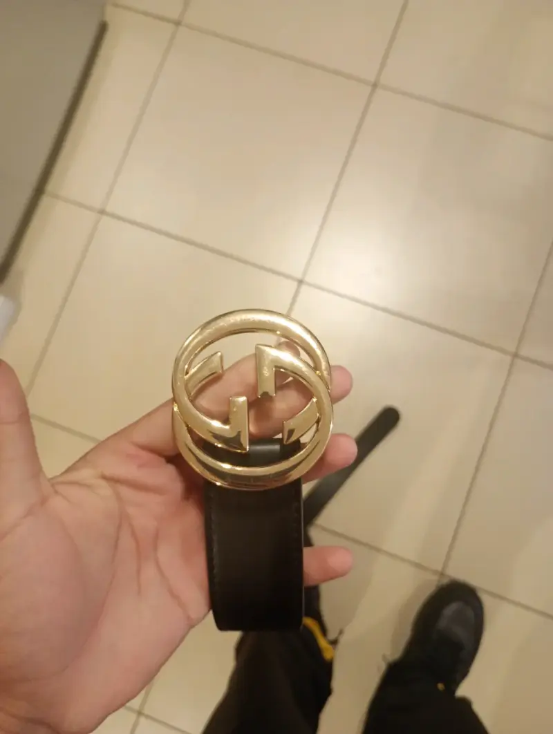 Cinturón Gucci negro con hebilla dorada - 2