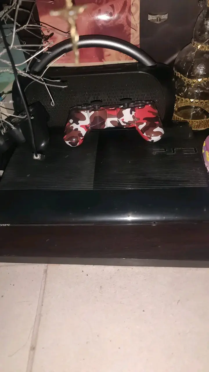 Consola PS3 con control camuflado