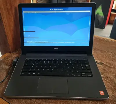 Laptop Dell pantalla con manchas y batería mala - miniatura 1