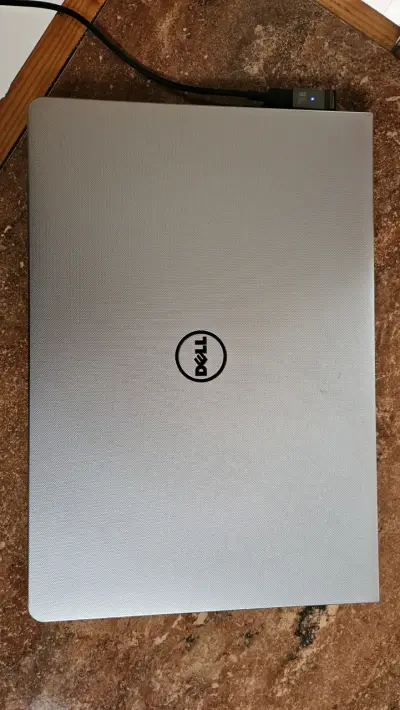 Laptop Dell pantalla con manchas y batería mala - miniatura 2