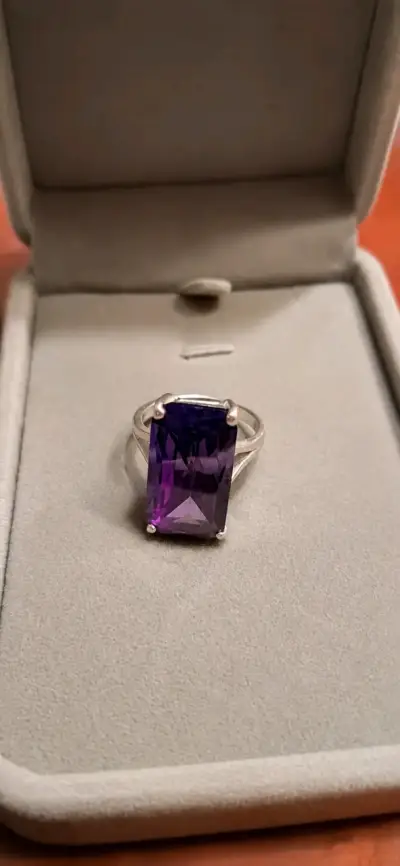 Anillo de plata con amatista rectangular - miniatura 1