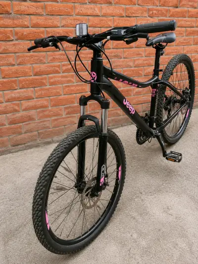 Bicicleta Jeep montaña negra y rosa - miniatura 1