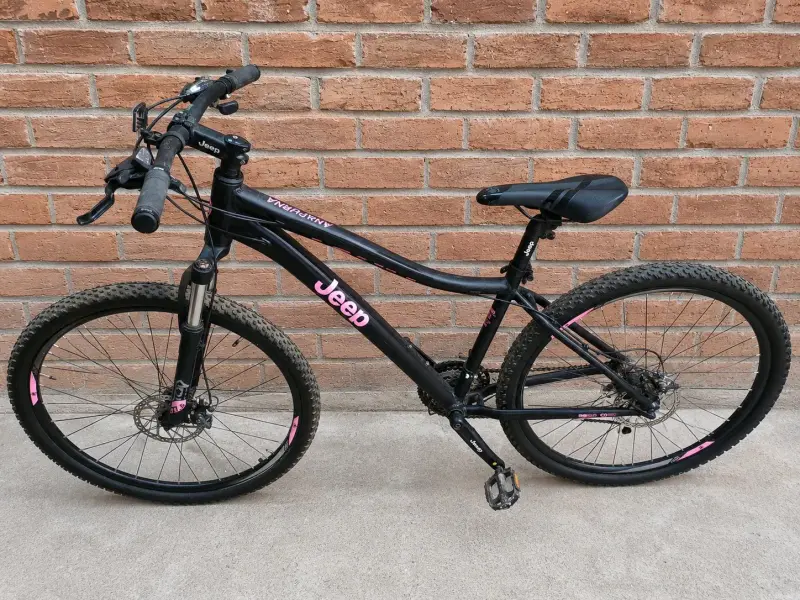 Bicicleta Jeep montaña negra y rosa - 2