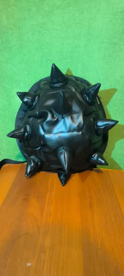 Mochila negra con púas estilo punk - miniatura 1