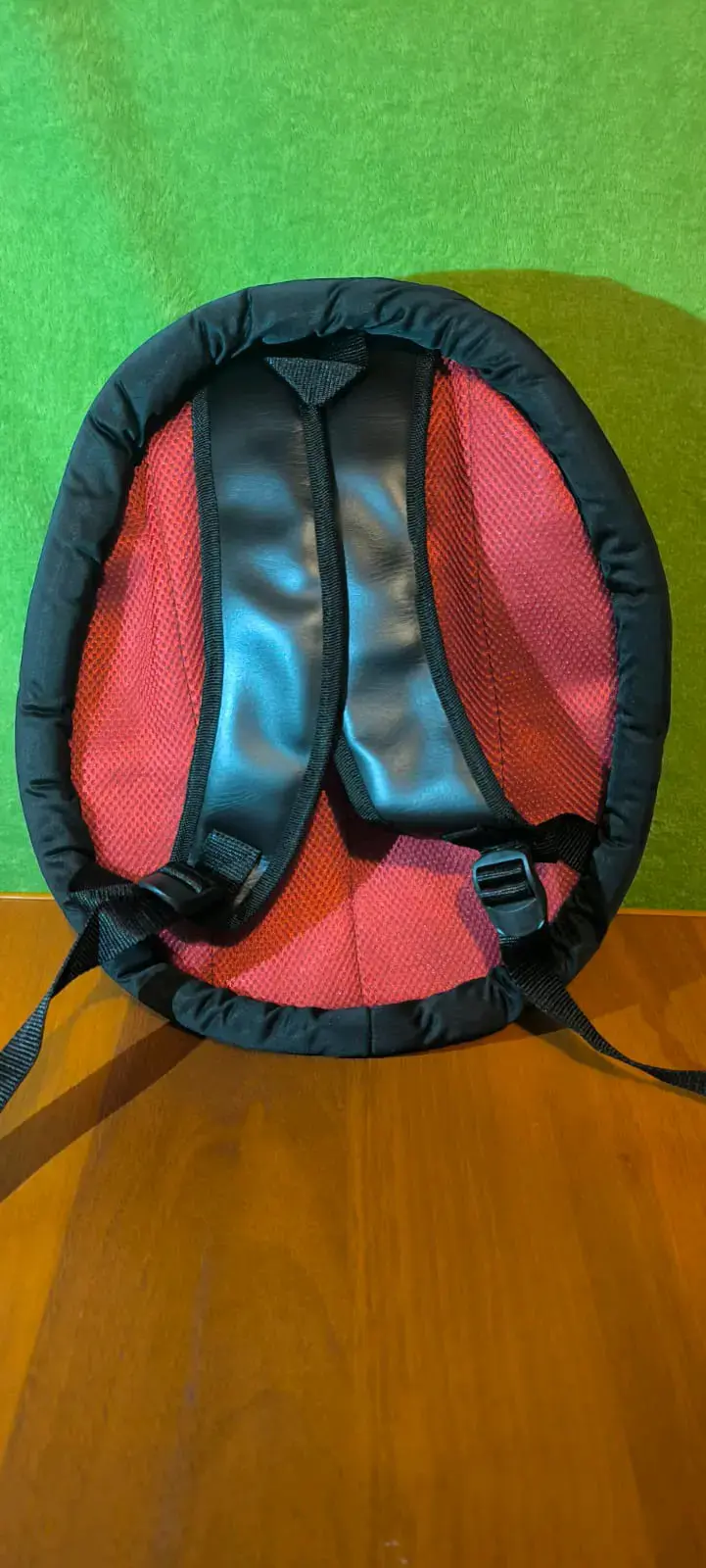 Mochila negra con púas estilo punk - 2