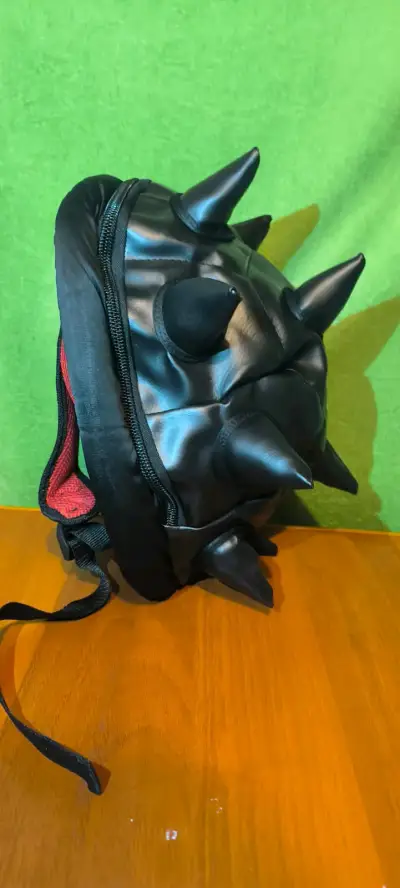 Mochila negra con púas estilo punk - miniatura 3