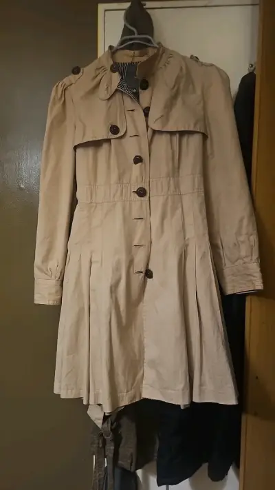 Abrigo beige de mujer con botones - miniatura 1