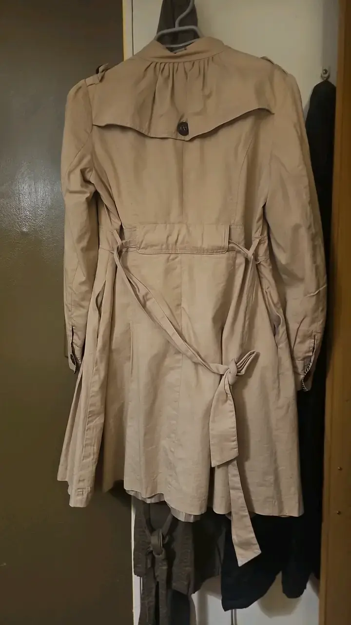 Abrigo beige de mujer con botones - 2
