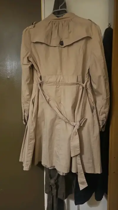 Abrigo beige de mujer con botones - miniatura 2