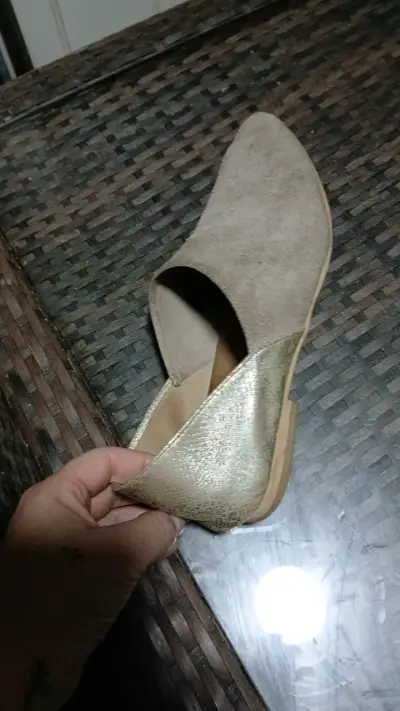 Zapato plano beige y dorado para mujer - miniatura 1