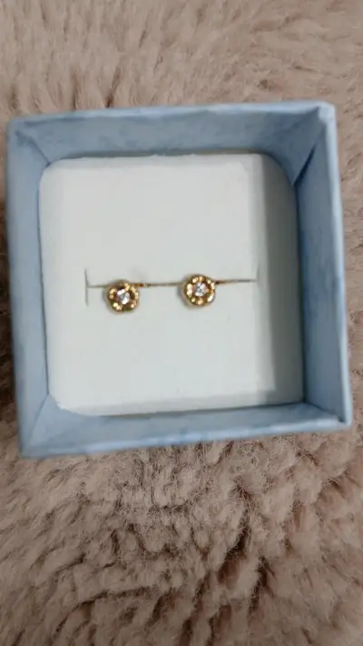 Aros de oro  con circonitas brillantes - miniatura 1