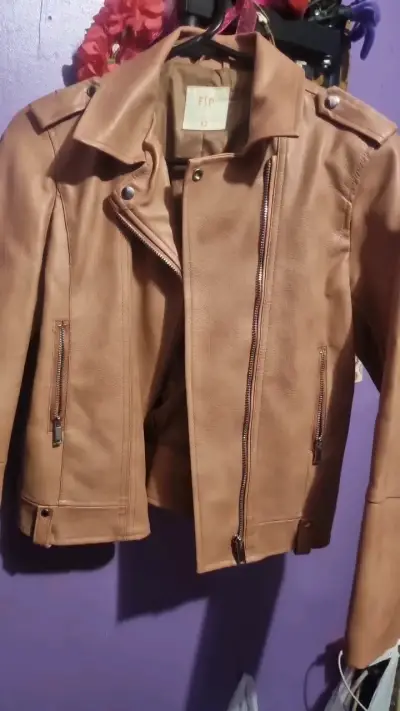 Chaqueta de cuero sintético rosado para mujer - miniatura 1