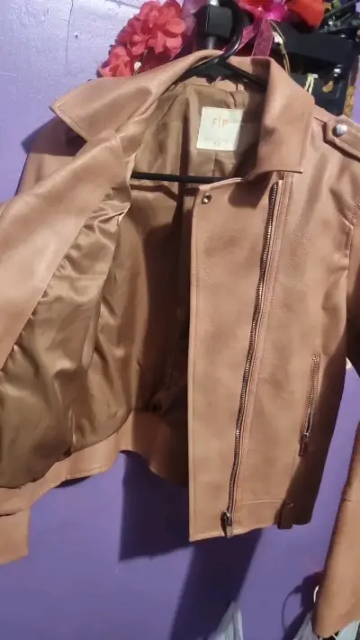 Chaqueta de cuero sintético rosado para mujer - miniatura 3