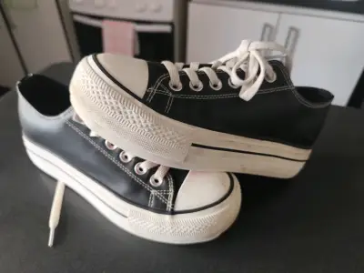 Zapatillas negras de plataforma estilo casual - miniatura 1