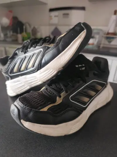 Zapatillas deportivas negras Adidas usadas - miniatura 2