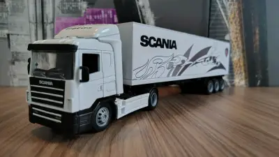 Camión de juguete Scania blanco con remolque - miniatura 1