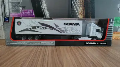 Camión de juguete Scania blanco con remolque - miniatura 2