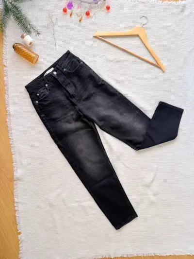 Jeans negros de mezclilla para mujer - miniatura 1