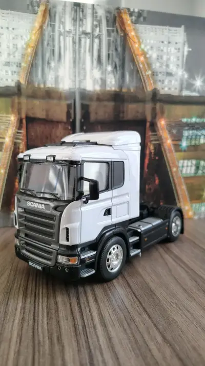 Camión de juguete Scania blanco a escala - miniatura 1