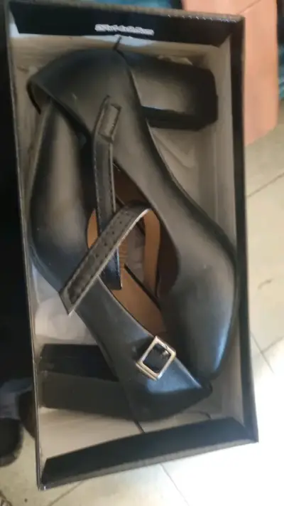 Zapatos de tacón negro con hebilla - miniatura 1