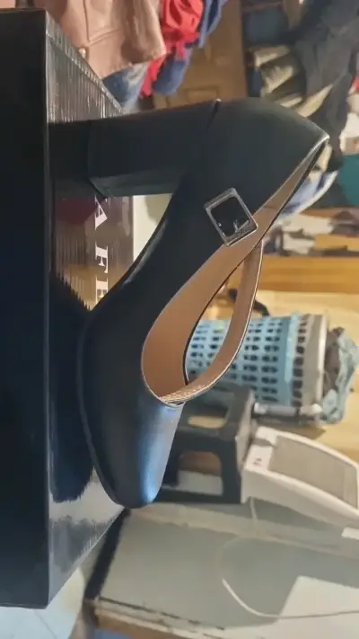 Zapatos de tacón negro con hebilla - miniatura 2