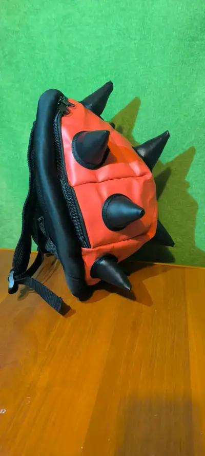 Mochila roja con púas negras ( Bowser) - miniatura 2