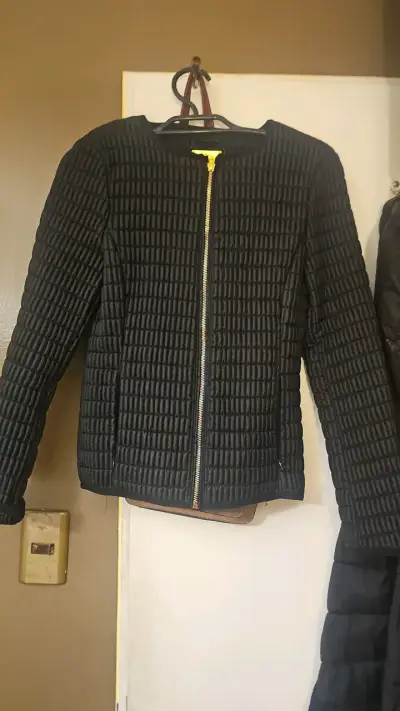 Chaqueta acolchada negra con cierre dorado - miniatura 1