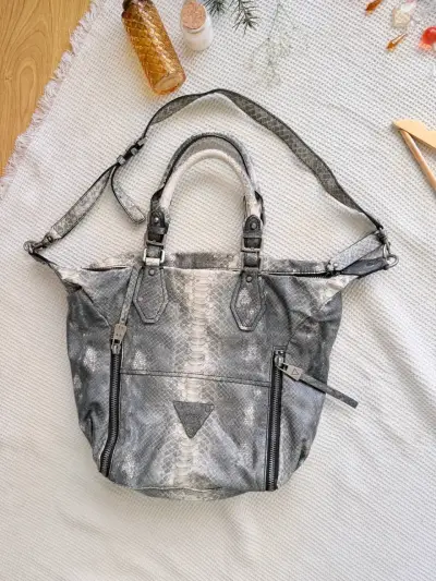 Bolso Guess gris con diseño de serpiente - miniatura 1