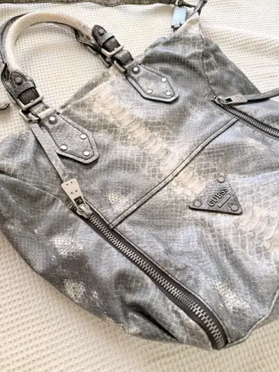 Bolso Guess gris con diseño de serpiente - miniatura 2