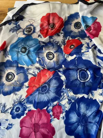 Pañuelo de seda con diseño floral - miniatura 2