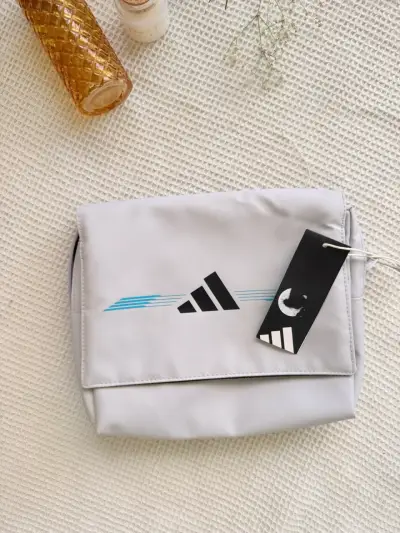 Bolso Adidas gris con logo deportivo - miniatura 1