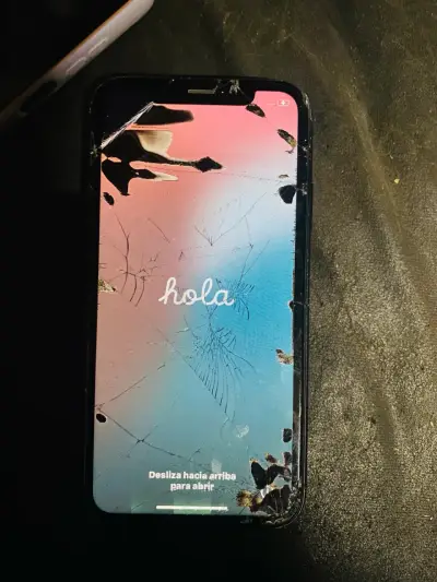 Teléfono inteligente con pantalla rota - miniatura 1
