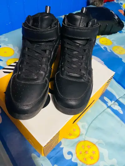 Zapatillas negras de cuero con velcro - miniatura 2